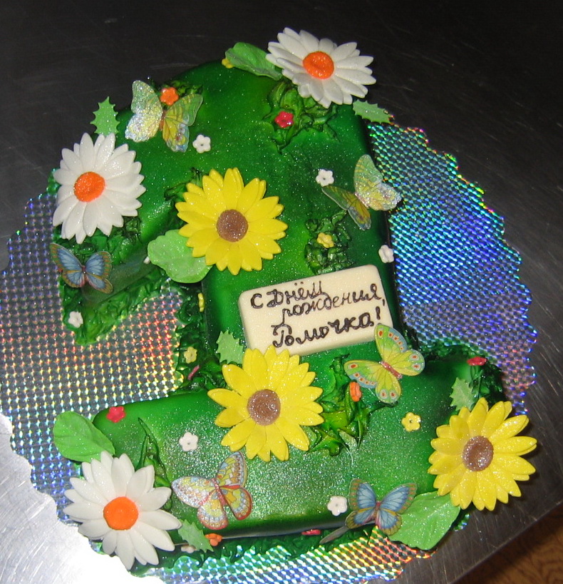 Торт на годик в виде единички - Полянка с ромашками и бабочками